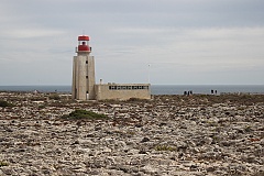 maják nad útesy ve Fortaleza de Sagres